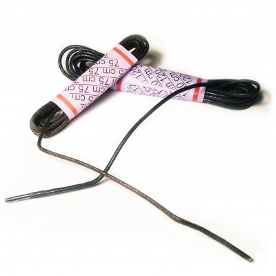 Dois pares de atacadores enrolados com etiquetas indicando 75 cm