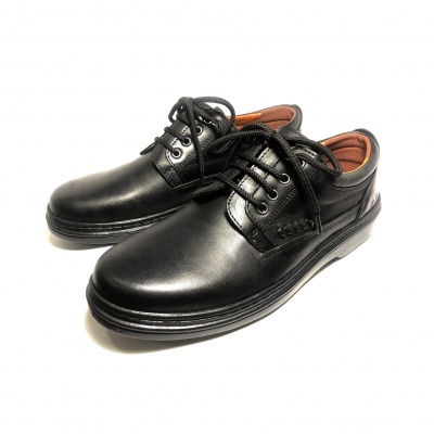 Sapatos pretos de couro com atacadores