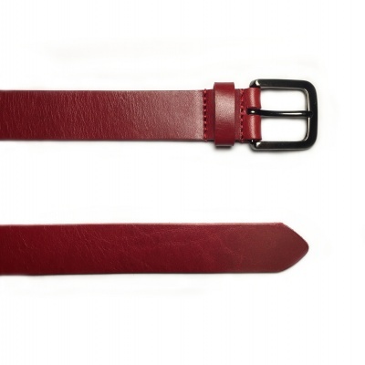 Cinto vermelho em couro com fivela preta sobre fundo branco