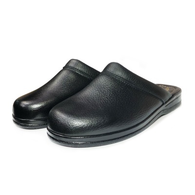 Chinelos pretos em pele sintética sobre fundo branco