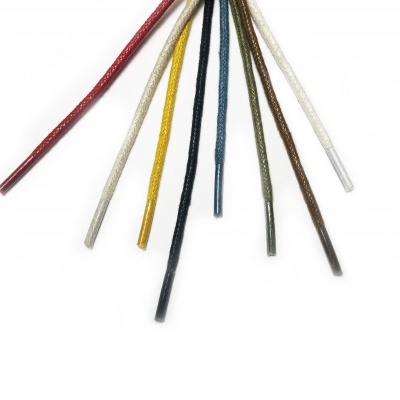 Atacadores de sapato coloridos sobre fundo branco