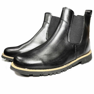 Botas Chelsea pretas em pele com solado preto e bege e elásticos laterais