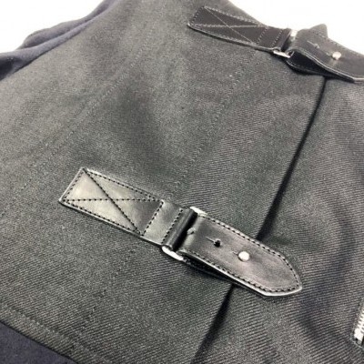 Bolsa ou mochila preta com fechos de couro e metal