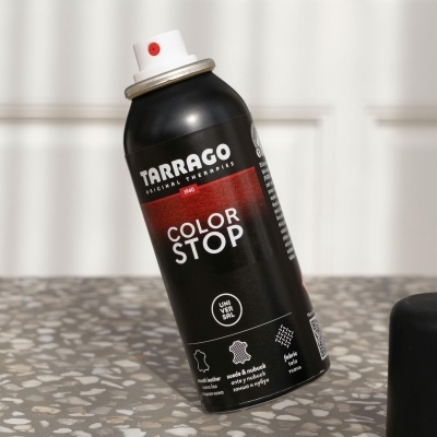 Spray Tarrago Color Stop preto sobre superfície de mosaico