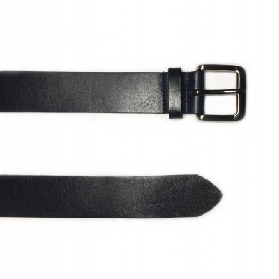 Cinto preto com fivela metálica prateada