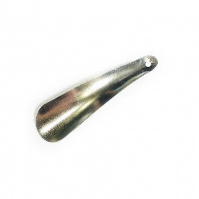 Chuteira metálica prateada com orifício redondo