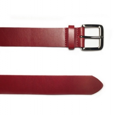 Cinto vermelho de couro com fivela metálica prateada