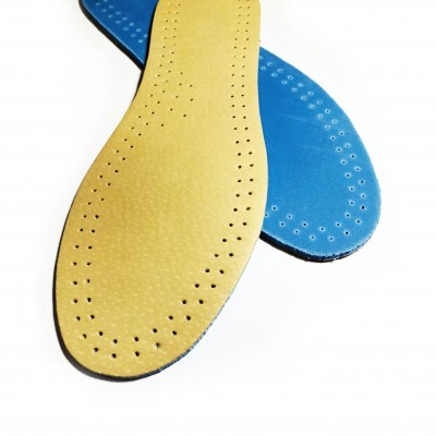Par de palmilhas ortopédicas amarelas e azuis com orifícios sobre fundo branco