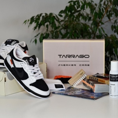 Sapatilhas Nike SB Dunk Low Pro pretas e brancas com acessórios de cuidados Tarrago