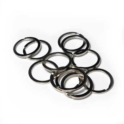 Argolas metálicas prateadas com fecho em fundo branco