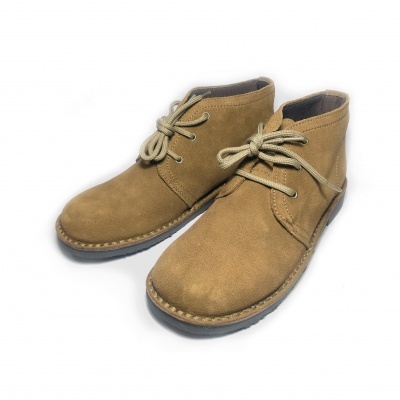 Par de botins castanhos de camurça com atacadores sobre fundo branco