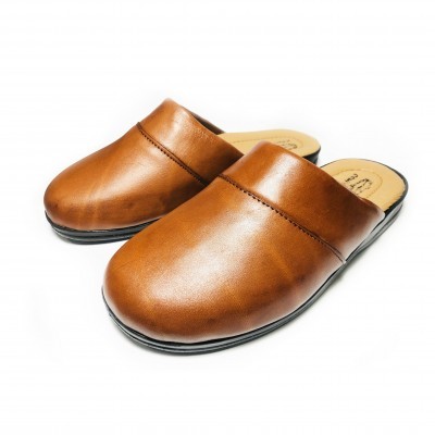 Chinelos mules castanhos em pele com sola preta