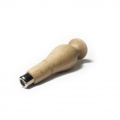 Objeto de madeira com ponta metálica