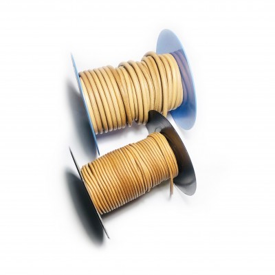 Dois carretéis com fios bege de couro em fundo branco