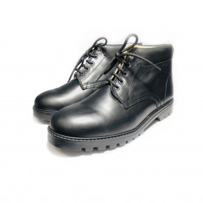 Par de botas pretas de couro com atacadores e solado grosso