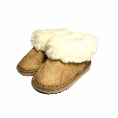 Pantufas castanhas com pelo sintético branco creme
