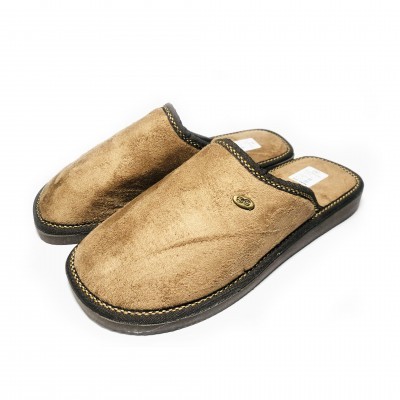 Chinelos de interior castanhos com sola preta