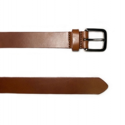 Cinto de couro castanho com fivela preta