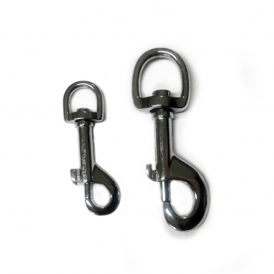 Dois mosquetões metálicos prateados de tamanhos diferentes