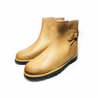 Botas ankle em couro beige com sola preta e fivela lateral