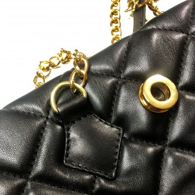 Mala em couro preto acolchoado com detalhes dourados