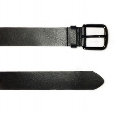 Cinto preto de pele com fivela metálica retangular