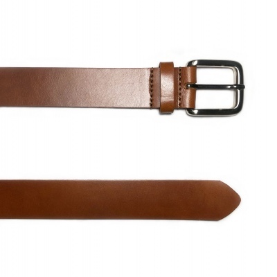Cinto castanho em couro com fivela metálica prateada