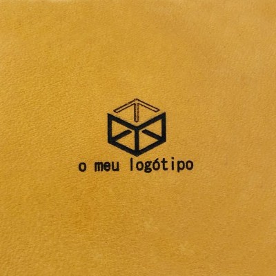 Superfície amarela com logótipo preto e texto