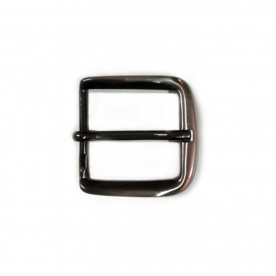 Fivela metálica prateada quadrada com lingueta central