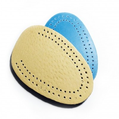 Duas palmilhas oval azul e bege com furos decorativos