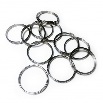 Anéis metálicos prateados para chaveiros sobre fundo branco