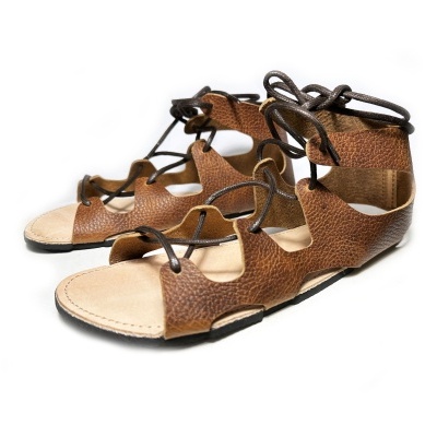 Sandálias femininas de couro castanho com tiras e sola clara