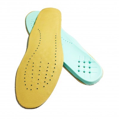 Palmilhas para calçado amarelas e azuis claras com furos e relevo