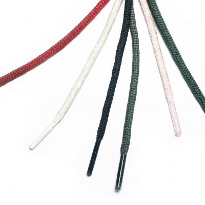 Cinco atacadores coloridos para sapatos com ponteiras plásticas