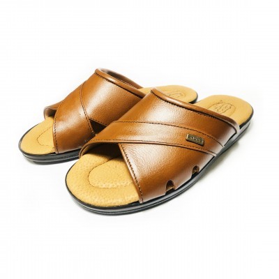 Chinelos castanhos de couro com tiras cruzadas e sola preta