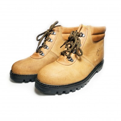 Botas de caminhada castanhas com atacadores a preto e castanho e sola preta grossa