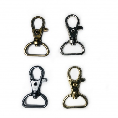 Quatro mosquetões de metal em vários acabamentos sobre fundo branco