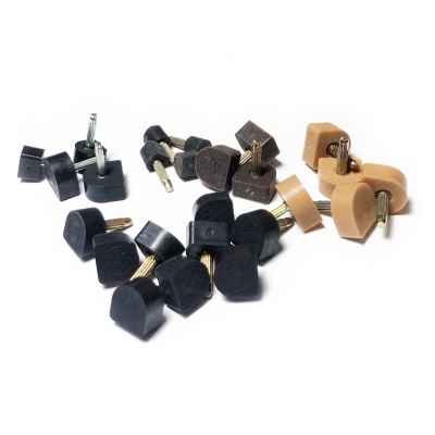 Pés para móveis em preto, castanho e bege com pinos metálicos.