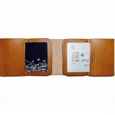 Carteira de pele castanha aberta com dois cartões visíveis