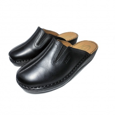 Sapatos mule pretos em couro com interior castanho