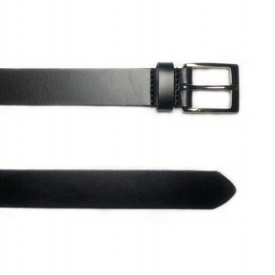 Cinto preto de pele com fivela metálica prateada