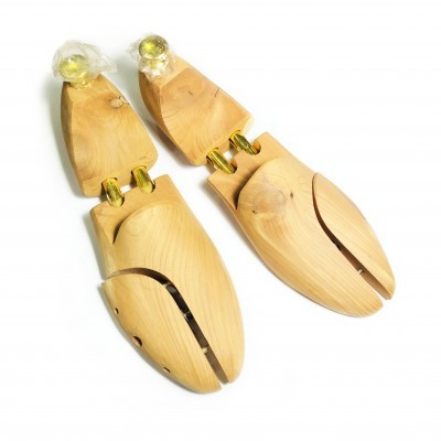 Par de formadores de calçado em madeira clara com articulações metálicas douradas