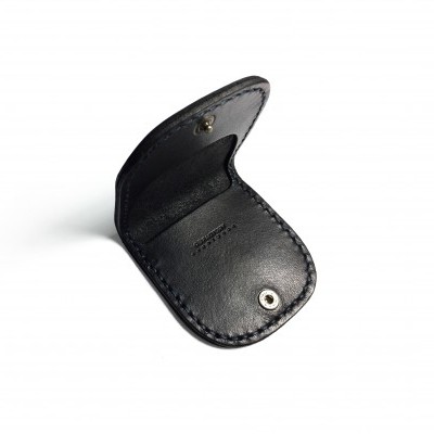 Carteira pequena de couro preto aberta com fecho metálico