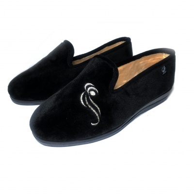 Chinelos pretos de veludo com bordado branco