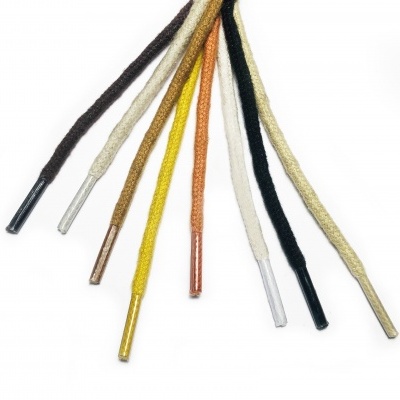 Cordões para sapatos de várias cores alinhados