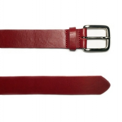 Cinto vermelho de pele com fivela metálica prateada