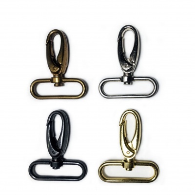 Quatro mosquetões metálicos em diferentes acabamentos sobre fundo branco