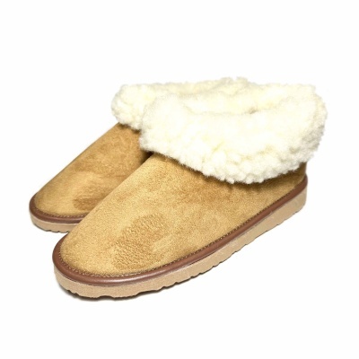 Chinelos de quarto castanhos com forro felpudo branco