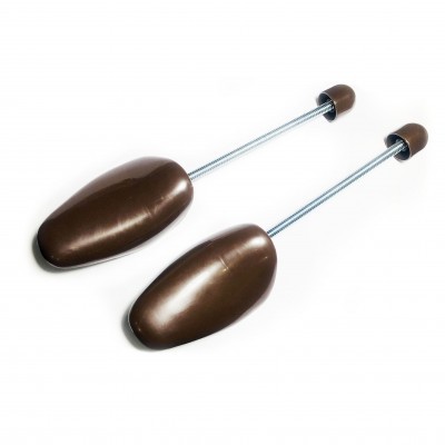 Par de esticadores de sapatos castanhos com mola metálica.