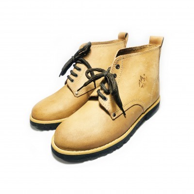 Botas bege de couro com cadarços pretos sobre fundo branco